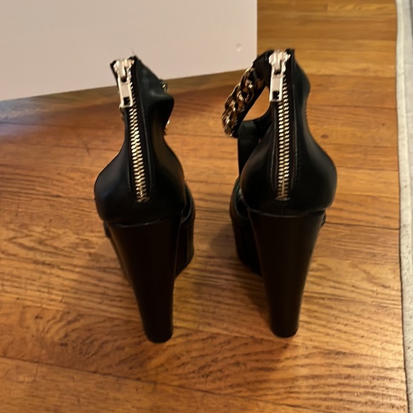 Steve madder T-strap gold chain black wedges - Picture 2 of 3
